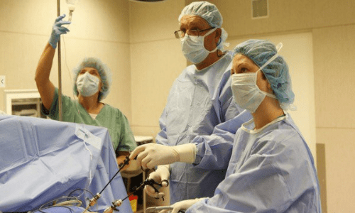 хирурги проводят операцию