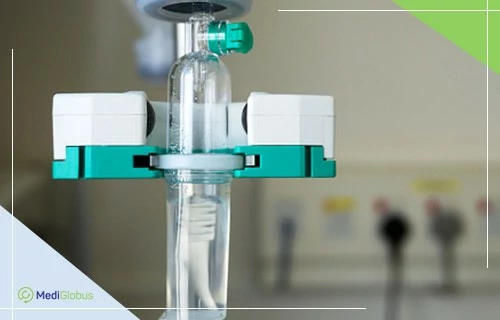Медицинская капельница крупным планом в клинике