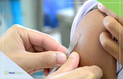 Лікування раку передміхурової залози 4 стадії медичний фахівець робить пацієнту ін'єкцію в плече