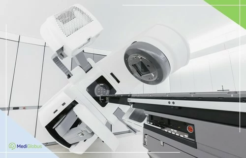 Радиотерапия лимфомы Современный линейный ускоритель для лучевой терапии в светлом помещении