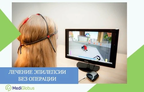Вспомогательные методы лечения эпилепсии Женщина сидит перед монитором, на ее голове закреплены электроды; на экране отображается видеоигра с персонажем, движущимся по городу; рядом на столе лежит подключенное устройство управления.