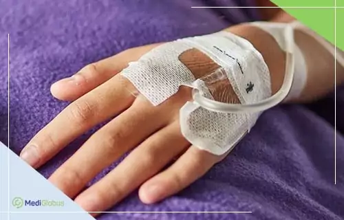 Химиотерапия при раке печени Рука пациента с катетером для внутривенного введения препаратов