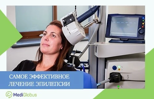 Лечение тяжелых случаев эпилепсии Женщина проходит процедуру нейростимуляции: на ее голове закреплено устройство с круглым датчиком, соединенным с медицинским аппаратом с экраном и кнопками