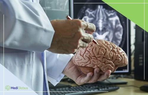 відмінності NeuroAD, Brainsway та NeuroEM лікар показує ділянки мозку на моделі та МРТ — порівняння методів електромагнітної терапії