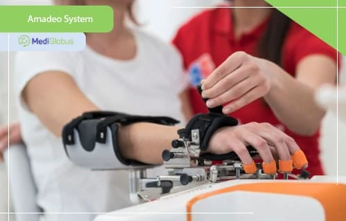 AMADEO system — роботизована реабілітація кисті та відновлення моторики рука пацієнта зафіксована в пристрої AMADEO system для реабілітації кисті та пальців
