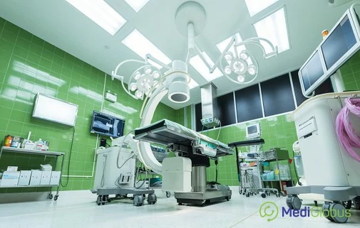 Top surgeons to remove a throat tumor