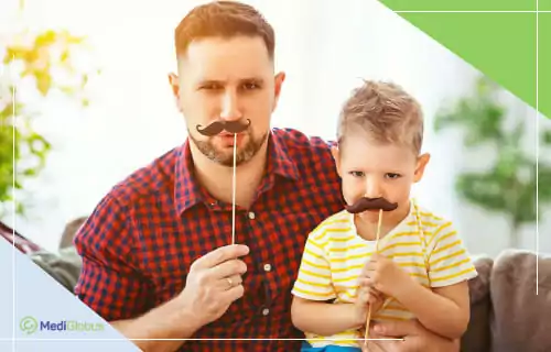 батько і син із паперовими вусами на паличках, символ Movember