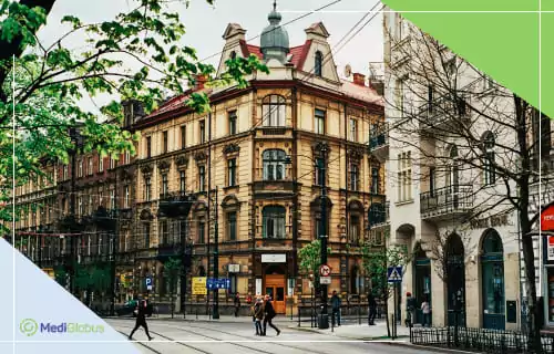 Лечение в Польше: доступная медицинская помощь и современная система здравоохранения для иностранных пациентов улица города Краков с историческим зданием, трамвайными путями и пешеходами