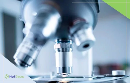 CAR-T терапия при онкологических заболеваниях кроветворной и лимфатической систем Крупный план лабораторного микроскопа с несколькими объективами разной кратности