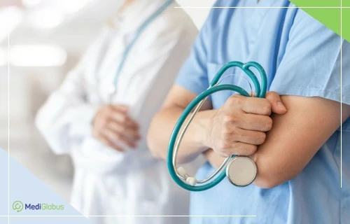 Выбор пластического хирурга Врачи в медицинской форме, один держит стетоскоп