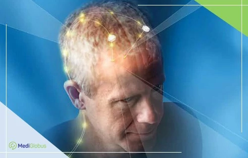 Як проходить операція глибокої стимуляції мозку (DBS) Чоловік середнього віку з візуалізацією, що символізує активацію зон мозку під час глибокої стимуляції мозку