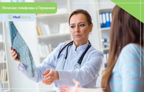 В немецких клиниках самый низкий процент врачебных ошибок в мире Женщина‑врач в белом халате со стетоскопом показывает пациентке рентгеновский снимок в кабинете клиники