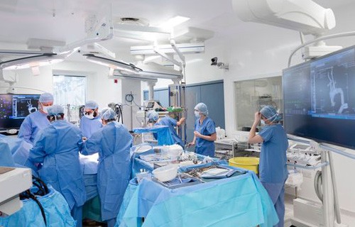 Врачи Ройал Бромптон проводят операцию на сердце в гибридной операционной