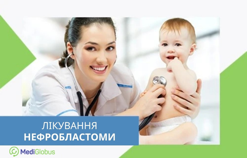 Лікарка в білому халаті прослуховує грудну клітку дитини за допомогою стетоскопа