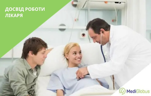 Досвід роботи лікаря Лікар у білому халаті зі стетоскопом оглядає пацієнтку в лікарняній палаті, поруч сидить чоловік