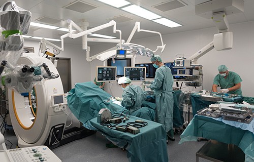 Операции проводятся под контролем опытных врачей