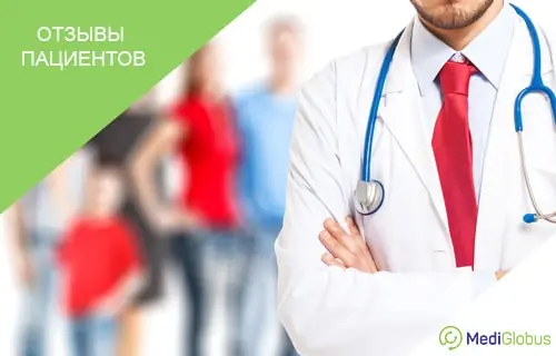 Отзывы о зарубежном докторе Врач в белом халате со стетоскопом на шее стоит с перекрещенными на груди руками