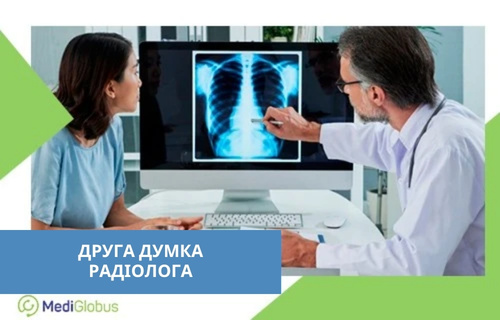 друга думка радіолога онлайн — аналіз знімків та консультація пацієнта лікар-радіолог показує пацієнтці знімок грудної клітки на моніторі