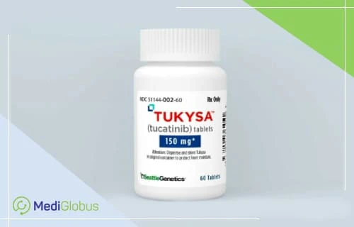 Флакон белого цвета с крышкой, на этикетке указано название препарата TUKYSA (tucatinib) 