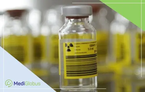 Препарат радиойод для лечения заболеваний щитовидной железы Флакон с жёлтой этикеткой и символом радиации — препарат для радиойодтерапии