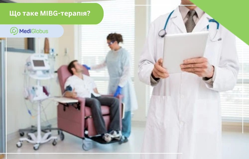 лікар перевіряє дані на планшеті, а інший фахівець перебуває поруч із пацієнтом