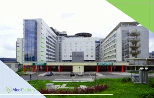 Ендопротезування кульшового суглоба в клініці Мотол Сучасна лікарня в Чехії з написом “Urgentní příjem” на фасаді
