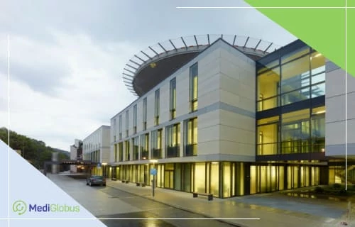 Ендопротезування кульшового суглоба в Університетській клініці Фрайбурга Сучасна клініка з великими скляними фасадами та круглою конструкцією на даху