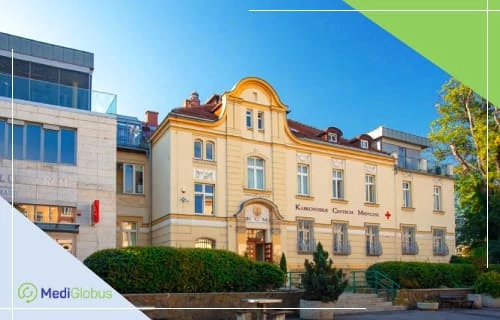 Заміна кульшового суглоба в клініці КСМ Будівля медичного центру Klinikum Chemnitz із класичним фасадом і сучасною прибудовою