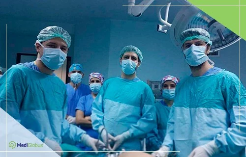 У яких клініках проводять баріатричні операції команда хірургів у стерильних масках та одязі в операційній