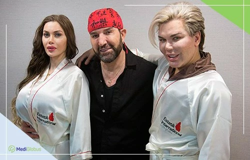 Доктор Джихантимур со звездными пациентами в клинике Estetik International Пластический хирург Бюлент Джихантимур со своими пациентами