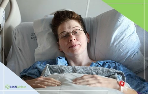Лімфома Беркітта рецидив жінка лежить у ліжку в лікарняній палаті