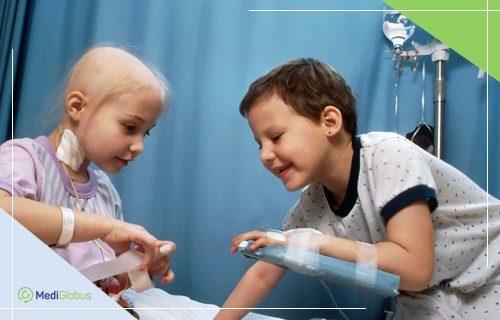 Двоє дітей у лікарняній палаті: у дівчинки видно катетер на шиї, а у хлопчика — внутрішньовенну систему на руці.