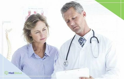 Прогноз лечения ПЛЦНС врач и пациент обсуждают медицинские документы в кабинете