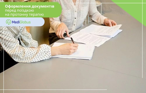 Медичні документи перед протонною терапією дві жінки, які заповнюють документи за столом