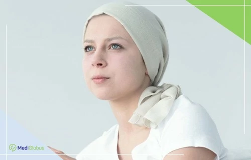 молодая женщина в светлом платке и белой футболке