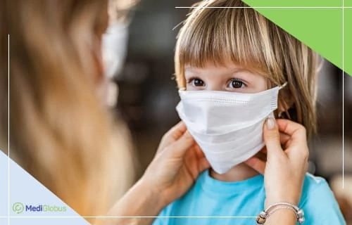 Запобігання інфекціям після пересадки кісткового мозку Дівчинка в масці для запобігання інфекціям після пересадки кісткового мозку