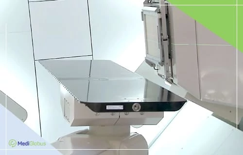 синхротрон Hitachi у центрі протонної терапії Університету Наварри в Мадриді для точного та безпечного опромінення пухлин установка для протонної терапії з пацієнтським столом