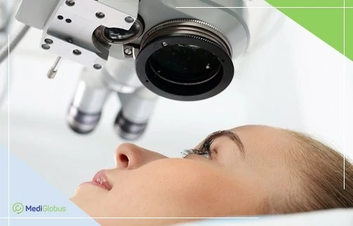 Метод LASIK для лечения зрения голова женщины расположена под офтальмологическим микроскопом
