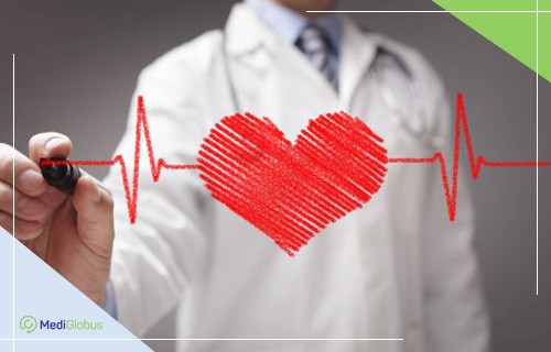 АКШ за границей врач в белом халате рисует маркером красное сердце с линией электрокардиограммы