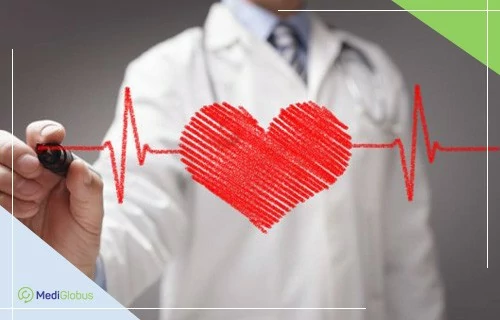 АКШ за границей врач в белом халате рисует маркером красное сердце с линией электрокардиограммы