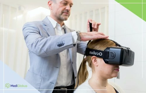 в центре cereneo доступны технологии виртуальной реальности Пациент в VR-гарнитуре Oculus во время реабилитации в центре cereneo