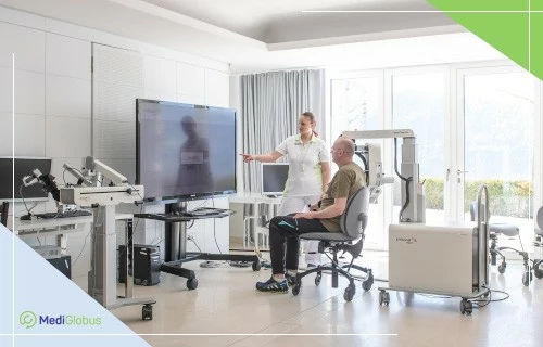 VR-реабилитация в cereneo Пациент проходит VR-реабилитацию под контролем специалиста в центре cereneo