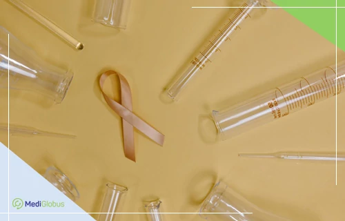 діагностика та лікування моноцитарної лейкемії Бежева стрічка серед лабораторних колб і пробірок на жовтому тлі