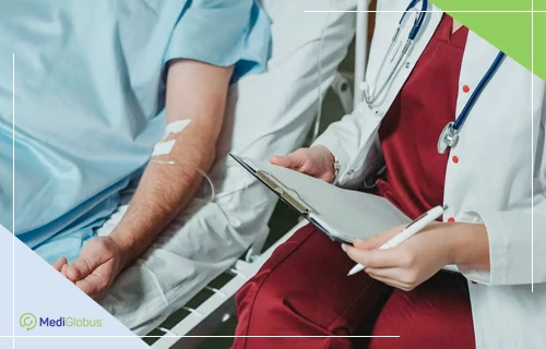 Підготовка та проведення операції з використанням Нано ножа при раку печінки Пацієнт лежить на лікарняному ліжку з крапельницею в руці; поруч сидить лікар, який тримає блокнот і ручку для запису даних