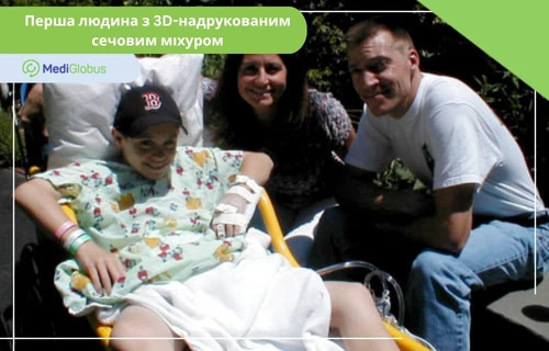 Люк Масселле — перша людина, якій імплантували штучний сечовий міхур Хлопчик у лікарняному одязі з пацієнтськими браслетами на руці, який напівсидить у медичному кріслі; поруч із ним стоять двоє дорослих, які посміхаються та підтримують хлопчика
