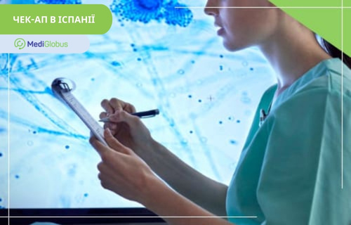 Лікар тримає в руках планшет і робить записи