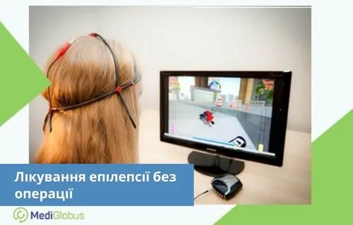 Допоміжні методи лікування епілепсії Жінка сидить перед монітором, на її голові закріплені електроди; на екрані відображається відеогра з персонажем, який рухається містом; поруч на столі лежить підключений пристрій керування.
