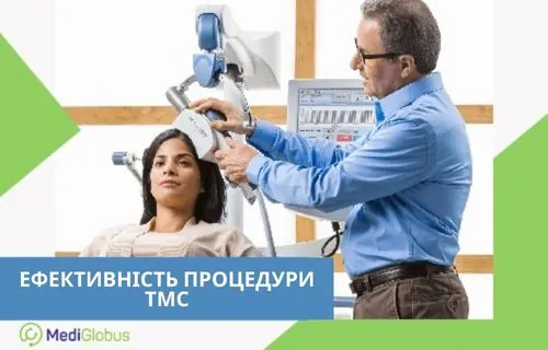 Ефективність транскраніальної магнітної стимуляції підтверджена клінічними дослідженнями Лікар проводить процедуру транскраніальної магнітної стимуляції пацієнтці за допомогою апарату ТМС у клінічних умовах