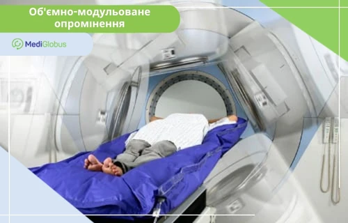 Об'ємно-модульоване опромінення (VMAT) Пацієнт проходить об’ємно-модульоване опромінення на апараті для променевої терапії