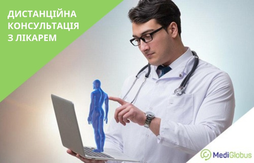 Лікар у окулярах і білому халаті, з фонендоскопом на шиї, тримає відкритий ноутбук і вказує пальцем на віртуальну синю 3D-модель людини, яка проектується над клавіатурою.